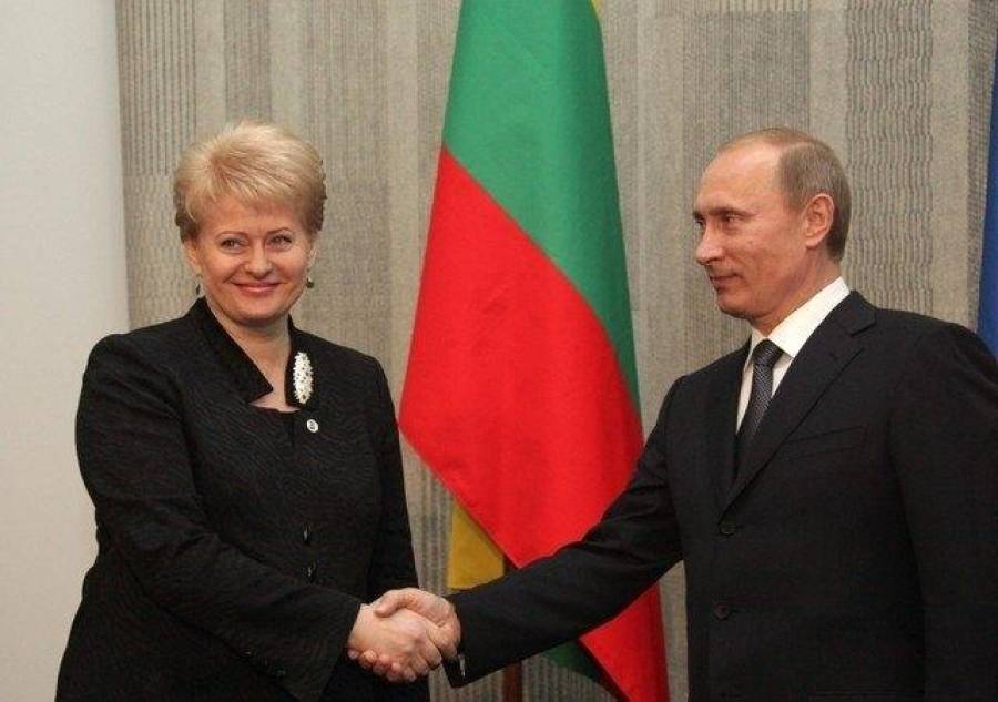 В 2010 году Даля Грибаускайте и Владимир Путин не скрывали радости при встрече друг с другом.