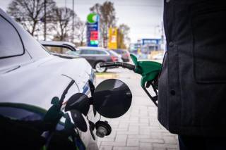 Цена на нефть падает, но изменились ли в странах Балтии цены на топливо?