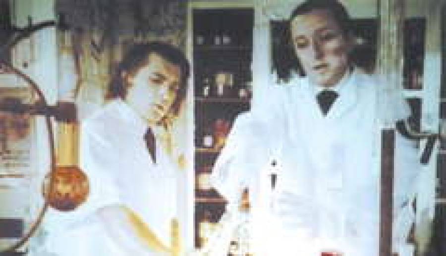  Кадр из клипа &quot;Моя любовь&quot;: участники &quot;Би-2&quot; в роли докторов.