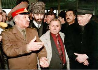 Генерал МАКАШОВ (слева) в кругу сподвижников. 