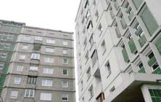 “Обычный” жилой дом слева и такой же, но только что отреновированный, справа.