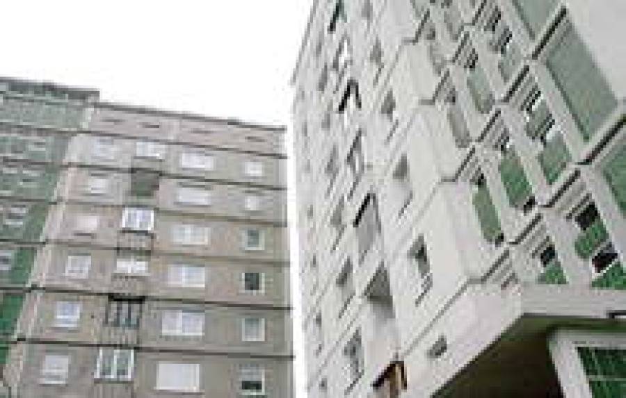 “Обычный” жилой дом слева и такой же, но только что отреновированный, справа.