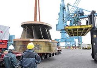 Процесс погрузки 100-тонного колеса в Вентспилсе.