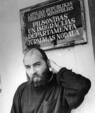 Юрий ФАТЕЕВ у памятника архитектуры древней латвийской цивилизации. 