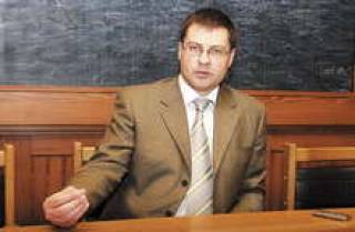 Премьер-министр Валдис Домбровскис готов успокаивать разъяренных предпринимателей рассказами об экспортных госгарантиях и софинансировании еврофондов.