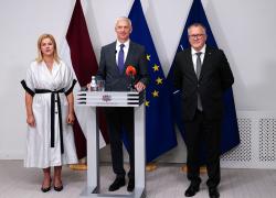 Объявлять об отставке Кариньш вышел с однопартийцами: министром благосостояния Эвикой Силиней и министром финансов Арвилом Ашераденсом.