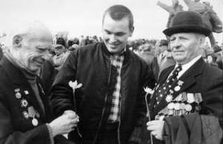 Завтра закончилась война. Мир вспоминает этот день по-разному