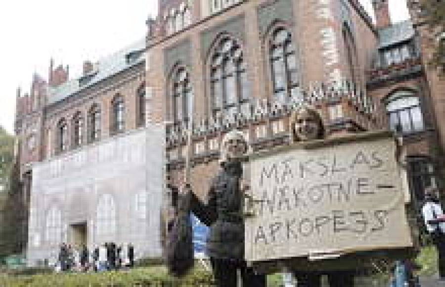 Студенты Академии художеств не хотят работать уборщицами, как когда-то экс-министр культуры Хелена Демакова.