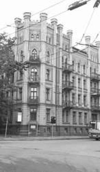 Омут на тихой улице. В конфликте собственников жильцы оказались вне закона