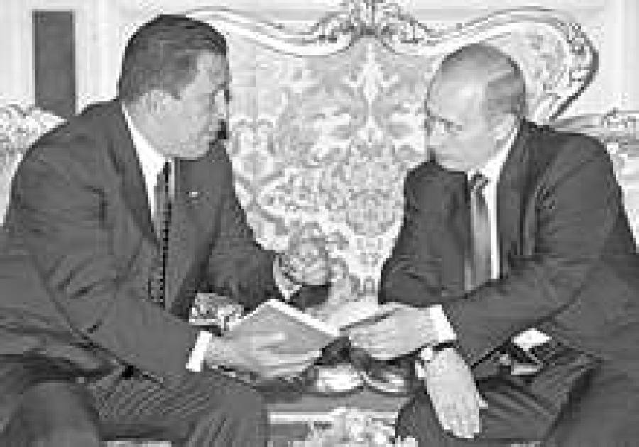 Уго Чавес (слева) и Владимир Путин договариваются о сотрудничестве.