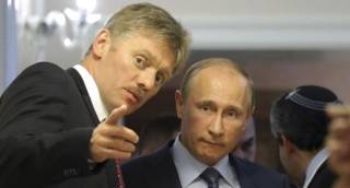 Президент РФ Владимир Путин (справа) и его пресс-секретарь Дмитрий Песков