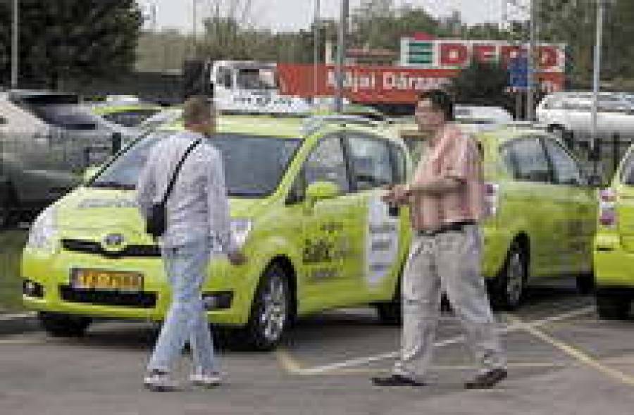 Наземное подразделение airBaltic уже зазывает клиентов в свои такси. Официально работу оно начнет в конце августа.