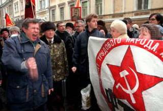 Виктор АНПИЛОВ (&quot;Трудовая Россия&quot;) у здания Латвийского посольства в Москве выражает солидарность с латвийскими пикетчиками. 