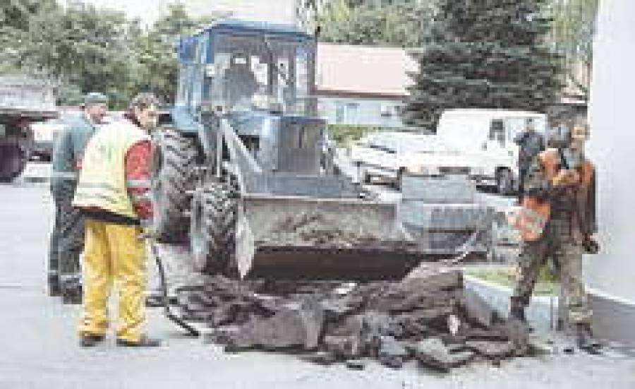 Ремонтникам рижских дорог обрезали финансирование