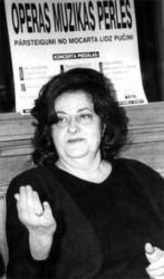  Заниматься вокалом ей ког да-то посоветовала родная тетя — ученица Шаляпина. 