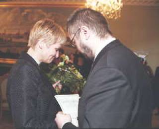  Юрис ПАЙДЕРС поздравляет Ингриду БЛУМУ.