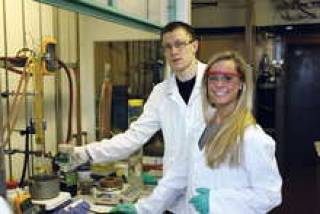 Беата Краузе, бывшая ученица 12с  класса Рижской английской гимназии, вместе с Калвисом Калныньшем, старшим химиком лаборатории разработки активных фармацевтических веществ Grindeks.