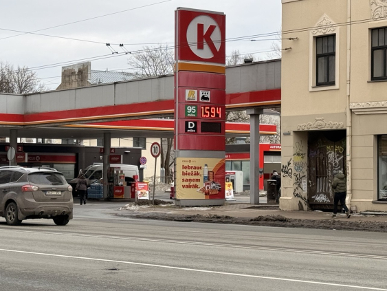 Под шумок войны в Иране латвийские заправки начали поднимать цены