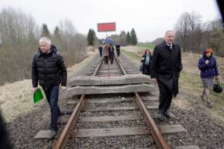 Во время своего президентства на блокированную ветку ездила даже Андрис Берзиньш. Не помогло... 
