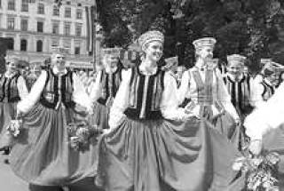 В воскресенье участники праздника прошли через  центр Риги.