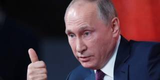 Банкам Латвии запретили вести дела с &quot;людьми Путина&quot;
